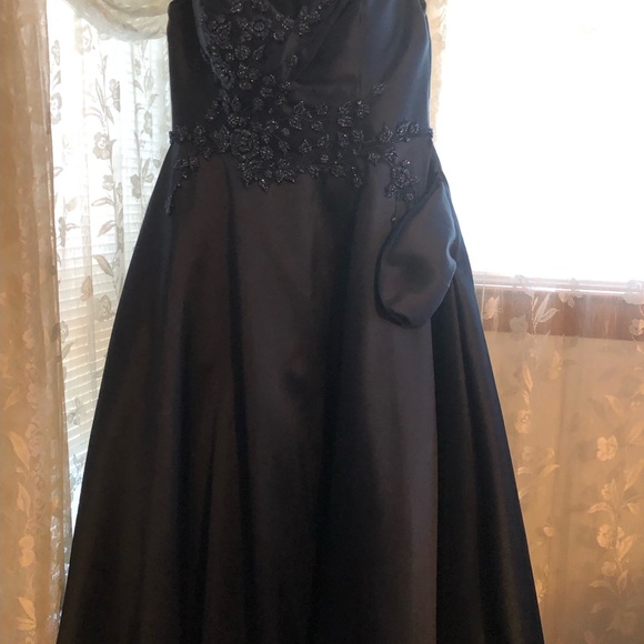 Marsoni off the shoulder, A-line gown. - Picture 2 of 7